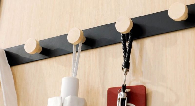 Comment fixer un porte manteau sur une porte en bois